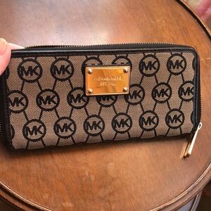 Michael Kors Signature Jet Set Tan  Long Zip Around Wallet